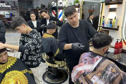 Berberler bayram tıraşı için 24 saat mesai yapıyor