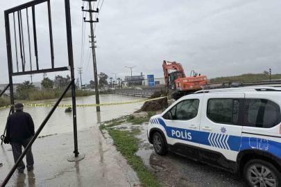 Berdan Irmağı’nda alarm, su seviyesi köprüye dayandı