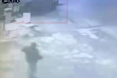 Beton bariyere çarpan otomobil kazası güvenlik kamerasında