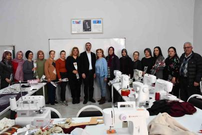 Beylikova’da kadınlar için bin çiçek dağıtıldı