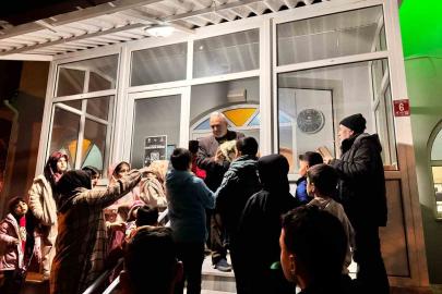 Bigadiç’ te camiye gelen- çocukların top sevinci