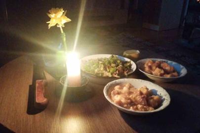 Bilecik’te elektrik kesintisi Ramazan sofralarını kararttı: Köylüler mum ışığında iftar yaptı