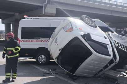Bilecik’te halk minibüsü ile kırmızı ışık ihlali yapan kamyonet çarpıştı, 8’i hafif 9 yaralı