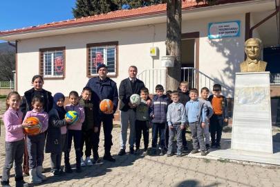 Bilecik’te jandarmadan öğrencilere spor malzemesi desteği