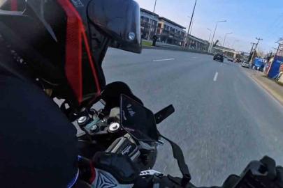 Bir anda şerit değiştirdi, motosikletler çarpıştı