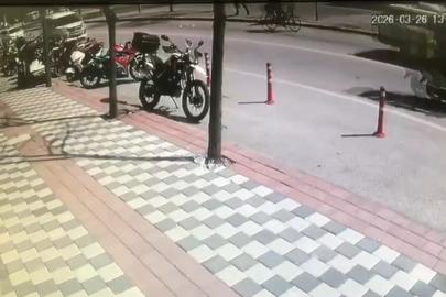 Bisikletli vatandaşın cebinden paralar yola saçıldı, duyarlı esnaf toplayıp sahibini beklemeye başladı