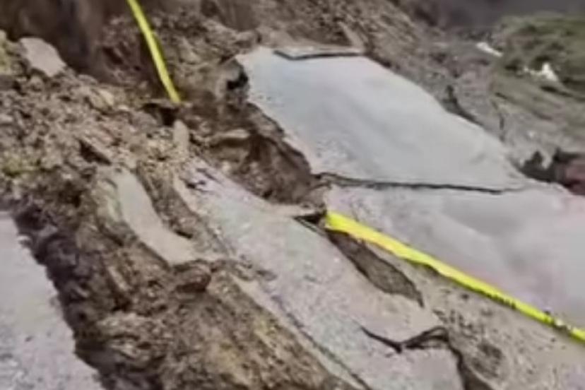 Bitlis’te yağmur sonrası köy yolunda çökme meydana geldi