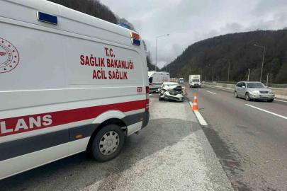 Bolu Dağı Tüneli’nde otomobille kamyonet çarpıştı: 2’si çocuk 4 yaralı