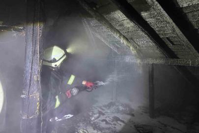 Bolu’da bacadan çıkan yangın 2 katlı evin çatısını sardı