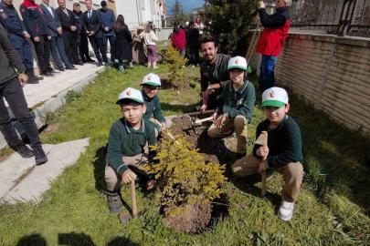 Bolu’da ilkokul öğrencileri fidan dikti
