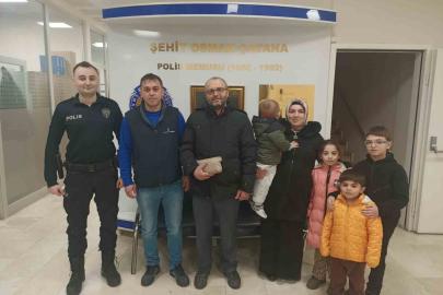 Bulduğu para dolu çantayı polise teslim etti