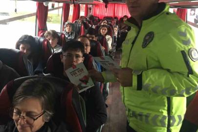 Burdur’da otogarda emniyet kemeri kullanımı hakkında bilgilendirme