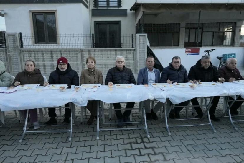 Burhaniye’ de toplu iftar geleneği devam ediyor