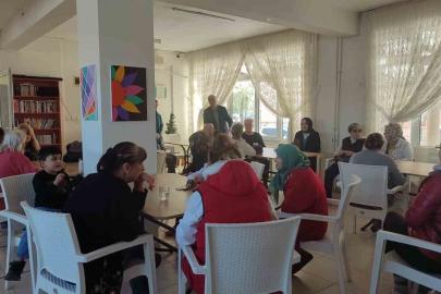 Burhaniye’de huzurevindeki yaşlıları sevindirdiler