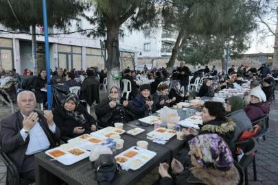 Burhaniye’de iki mahallenin iftarı yüzlerce vatandaşı buluşturdu