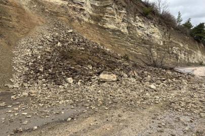 Bursa’da heyelan yolu kapattı