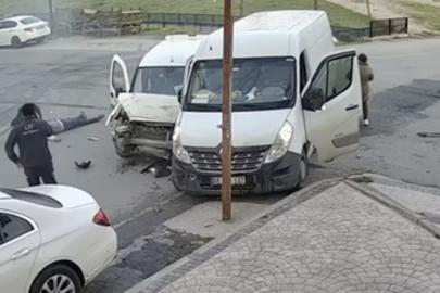 Cadde ile sokağın kesişiminde çarpıştılar: 4 yaralı