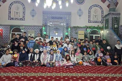 Camiye gelen çocuklar çifte bayram yaptı