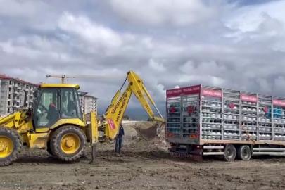 Çamura saplanan tüp yüklü kamyon kepçeyle kurtarıldı