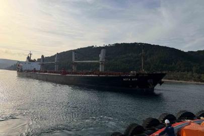 Çanakkale Boğazı’nda makina arızası nedeniyle karaya oturan gemi kurtarıldı