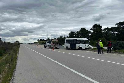 Çanakkale’de yoldan çıkan minibüs refüje çıktı; 2 kişi yaralandı