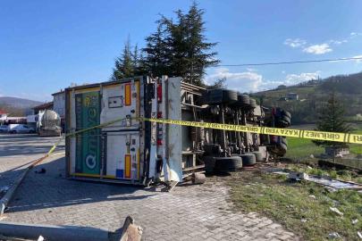 Çay yüklü tır devrildi: 1 yaralı