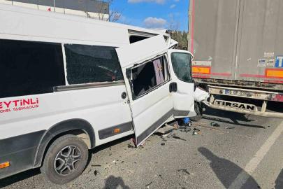 Çerkezköy’de işçi servisi tıra çarptı: 1’i ağır 4 yaralı