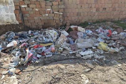 Çevre kirliliğine neden olan moloz yığınları çirkin görüntü oluşturuyor