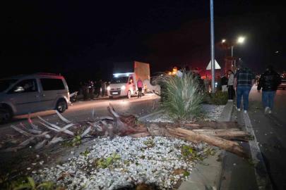 Çevre yolunda yarış yapan lüks araç hakimiyetini kaybetmesi sonucu önce refüjdeki ağaca ardından karşı şeride geçerek takla attı