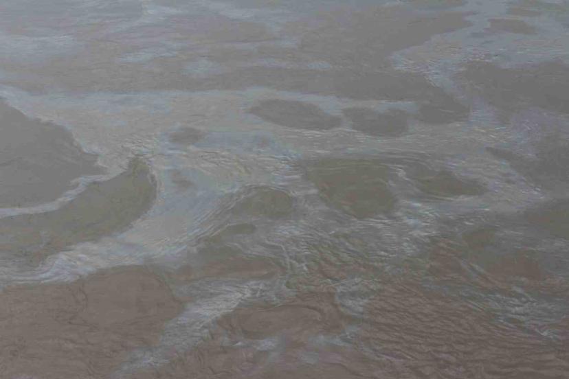 Cizre’de boru hattındaki sızıntı nedeniyle petrol Dicle Nehrine karıştı, ekipler arızayı giderdi