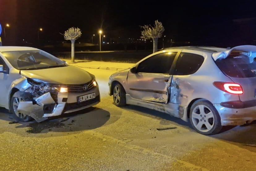 Çorum’da iki otomobil çarpıştı: 2 yaralı