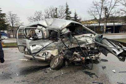 Çorum’da otobüs ile minibüs çarpıştı: 1’i ağır 2 yaralı