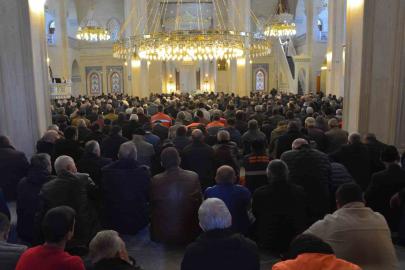 Çorum’da Ramazan ayının son cuma namazında vatandaşlar camilere akın etti