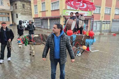 Davulcular bahşişi süslenen eşek arabasıyla topluyor