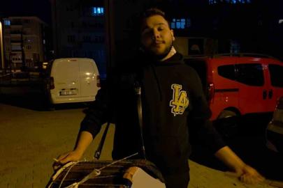 Dedesinden kalan davulla mahalleliyi sahura uyandırıyor