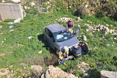 Defne’de uçurumdan yuvarlanan otomobil sürücüsü yaralandı
