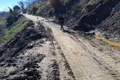 Demirhan ile Çobanlar arasındaki yol yeniden ulaşıma açıldı