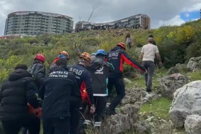 Dengesini kaybederek kayalıklardan düşen kadını ekipler kurtardı