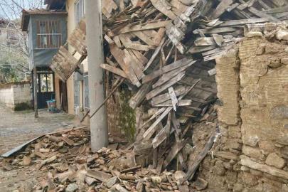 Denizli’de metruk ev çöktü