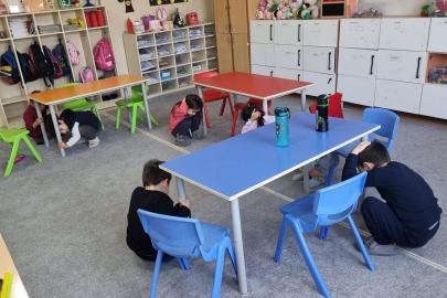Deprem anında hayat kurtaran kuralları öğrendiler