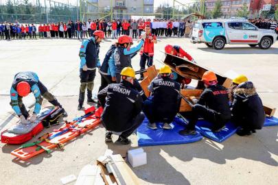 Deprem Haftası’nda öğrencilere afet tatbikatı