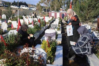 Deprem şehitliğinde hüzünlü bayram