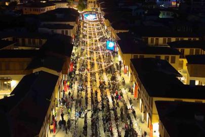 Depremde yerle bir olan Kemalpaşa Caddesi iftar sofrasıyla yeniden hayat buldu