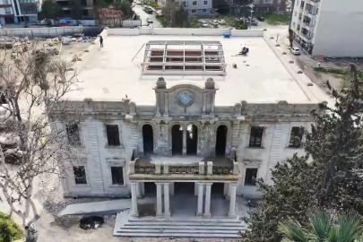 Depremde zarar gören tarihi valilik binası aslına uygun şekilde inşa ediliyor