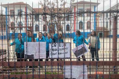 Devir kararı verilen Mimar Kemal Ortaokulu öğrenci ve velilerinden tepki