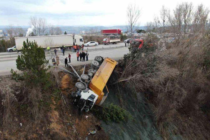 Direksiyon başında fenalaştı, hafriyat kamyonu şarampole devrildi