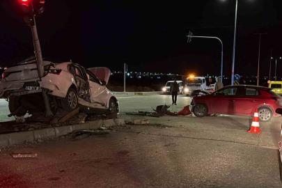 Diyarbakır’da iki otomobil kafa kafaya çarpıştı: 3 yaralı