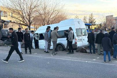 Diyarbakır’da işçi minibüsü duvara çarptı: 12 yaralı