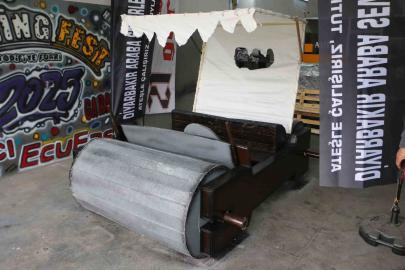 Diyarbakır’da modifiye tutkunlarının "Taş Devri" aracına yoğun ilgi