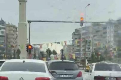 Diyarbakır’da sağanak nedeniyle cadde ve sokaklar adeta göle döndü